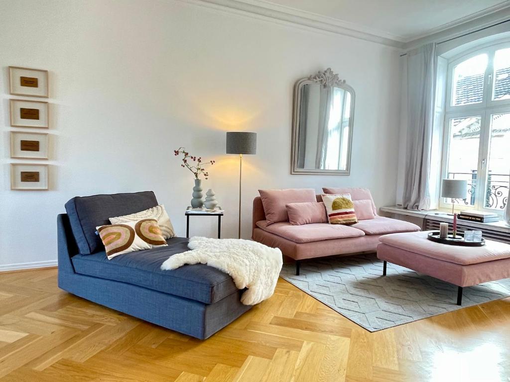 a living room with a couch and a chair at Helle Altbauwohnung mit Balkon im Briller Viertel in Wuppertal