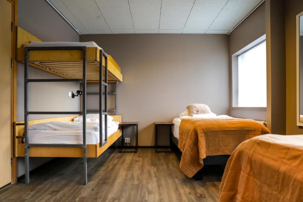 Rúm í herbergi á Akureyri Hostel