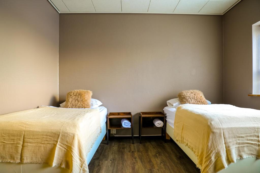 Rúm í herbergi á Akureyri Hostel