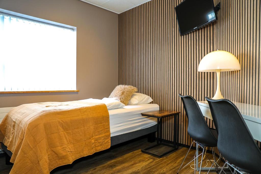 Rúm í herbergi á Akureyri Hostel