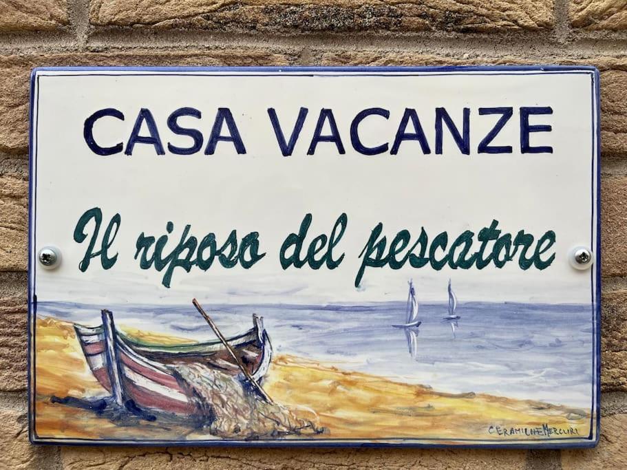 a sign on the side of a wall with a boat at Casa “il riposo del pescatore” in Porto San Giorgio