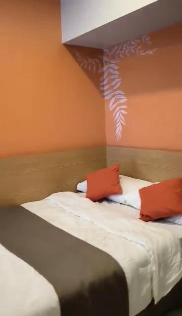 een slaapkamer met 2 bedden en rode kussens bij HORIZONS 101 TOWER 2 (30-S) in Cebu City