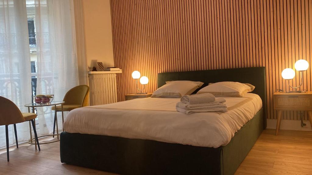 een slaapkamer met een bed met twee handdoeken erop bij Studio opéra paris in Parijs