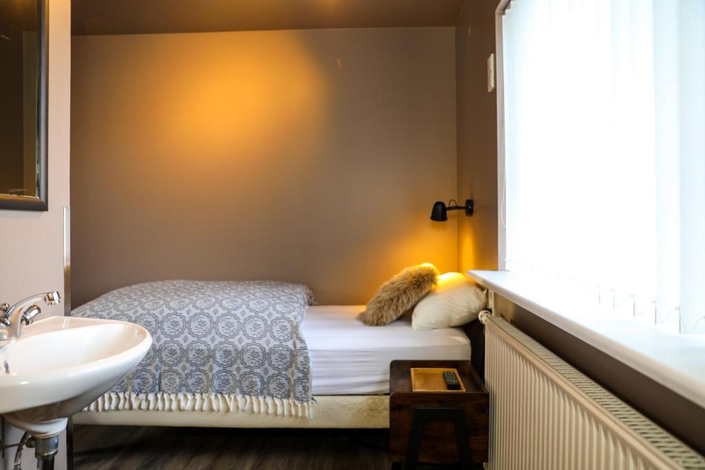 Rúm í herbergi á Akureyri Hostel