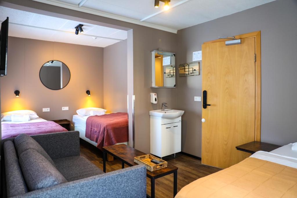 Rúm í herbergi á Akureyri Hostel