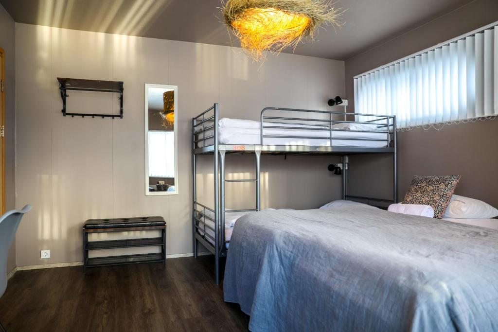 Rúm í herbergi á Akureyri Hostel