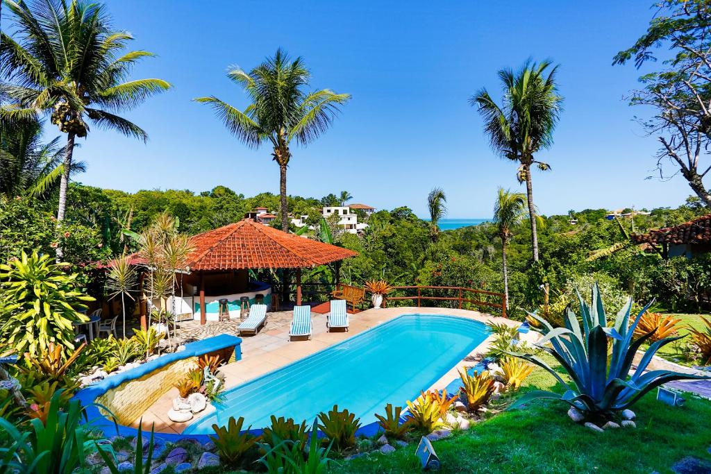 una imagen de una piscina en un complejo en Pousada Jardim das Bromélias, en Arraial d'Ajuda