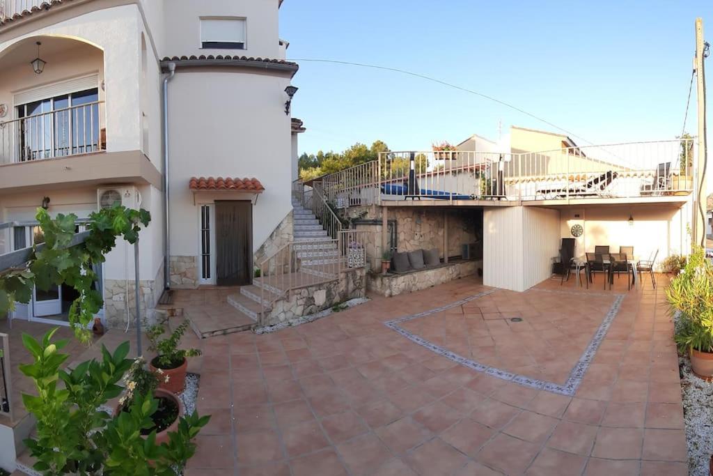 a courtyard of a house with a patio at Quesa Valencia Spain. in Quesa
