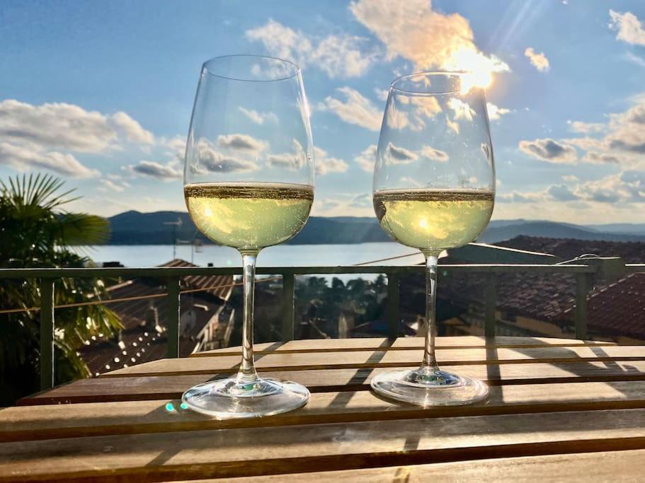 dos vasos de vino blanco sentados en una mesa en Happy Days On The Lake!, en Viverone