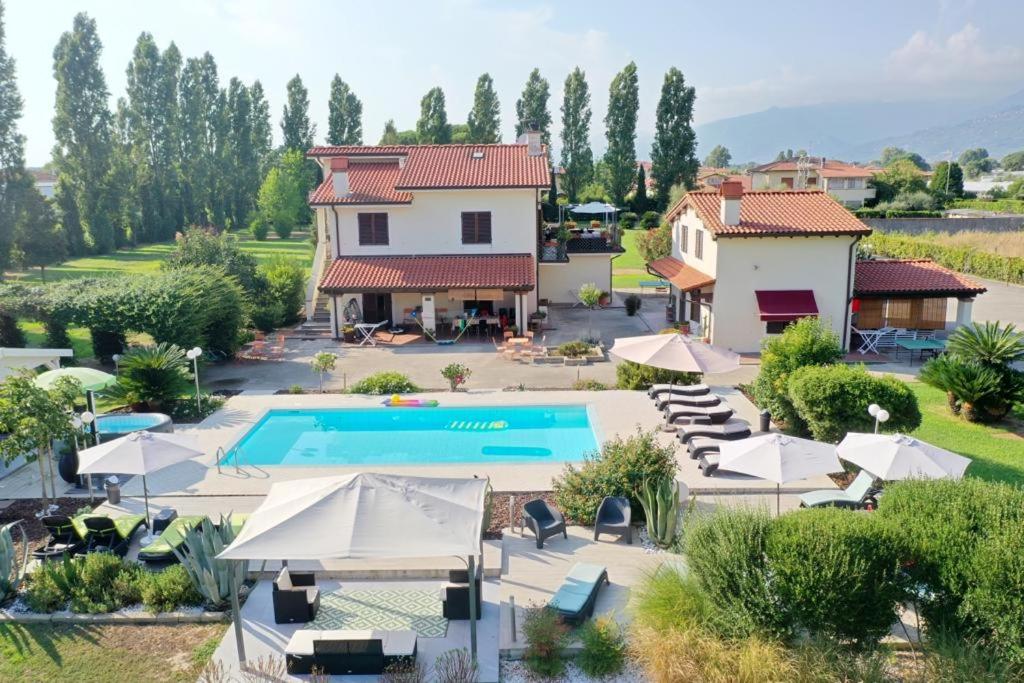 einen Luftblick auf eine Villa mit einem Pool in der Unterkunft Podere Venanzio in Lido di Camaiore
