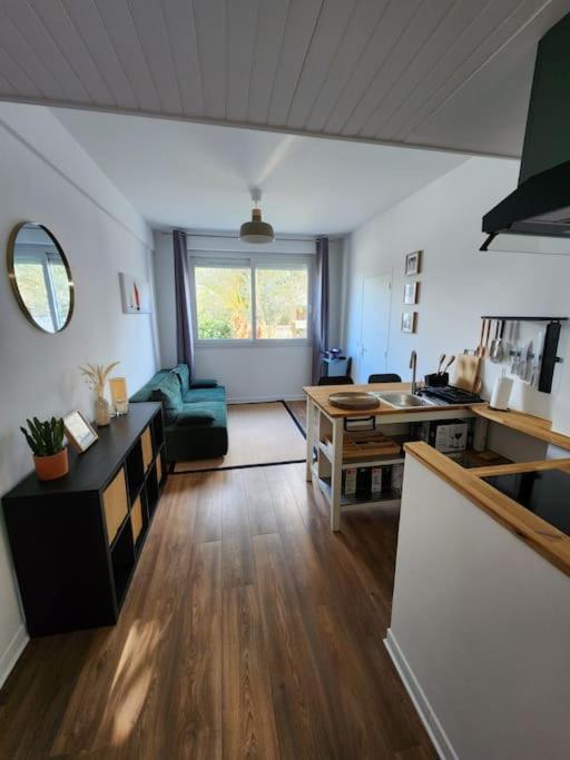 un salon avec un canapé et une table dans l'établissement Appartement au pied des plages !, à Larmor-Plage