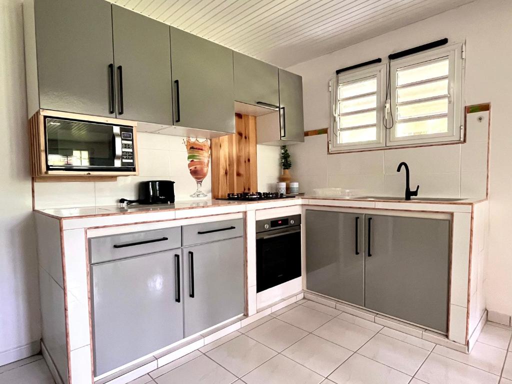 Kuchyň nebo kuchyňský kout v ubytování Appartement Le Colibri avec jacuzzi