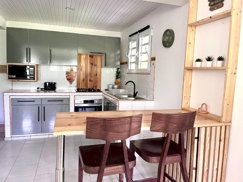 Kuchyň nebo kuchyňský kout v ubytování Appartement Le Colibri avec jacuzzi
