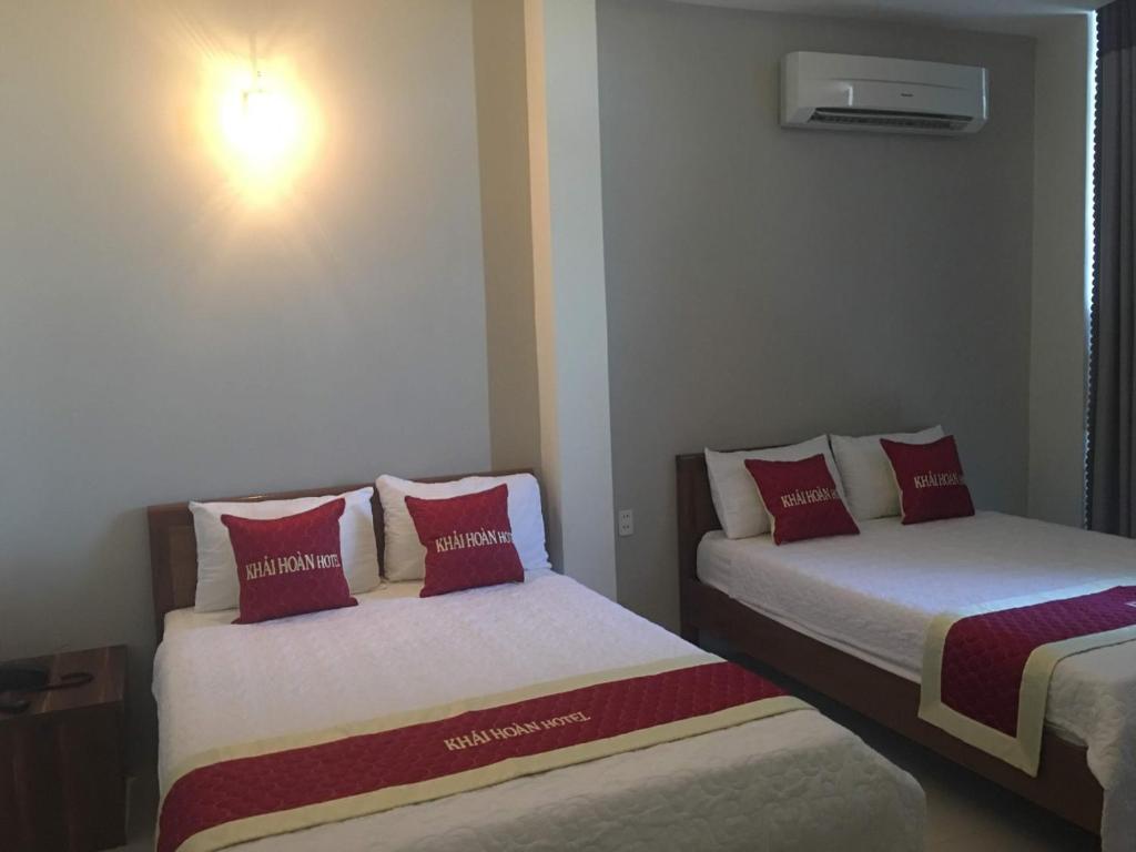 Un pat sau paturi într-o cameră la Khách sạn Khải Hoàn