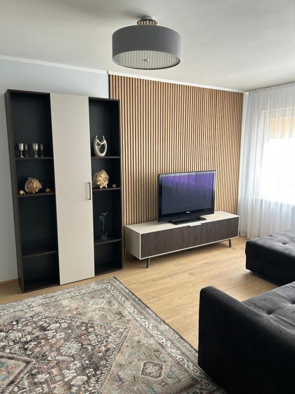 un soggiorno con TV e divano di BrightNest a Ventspils