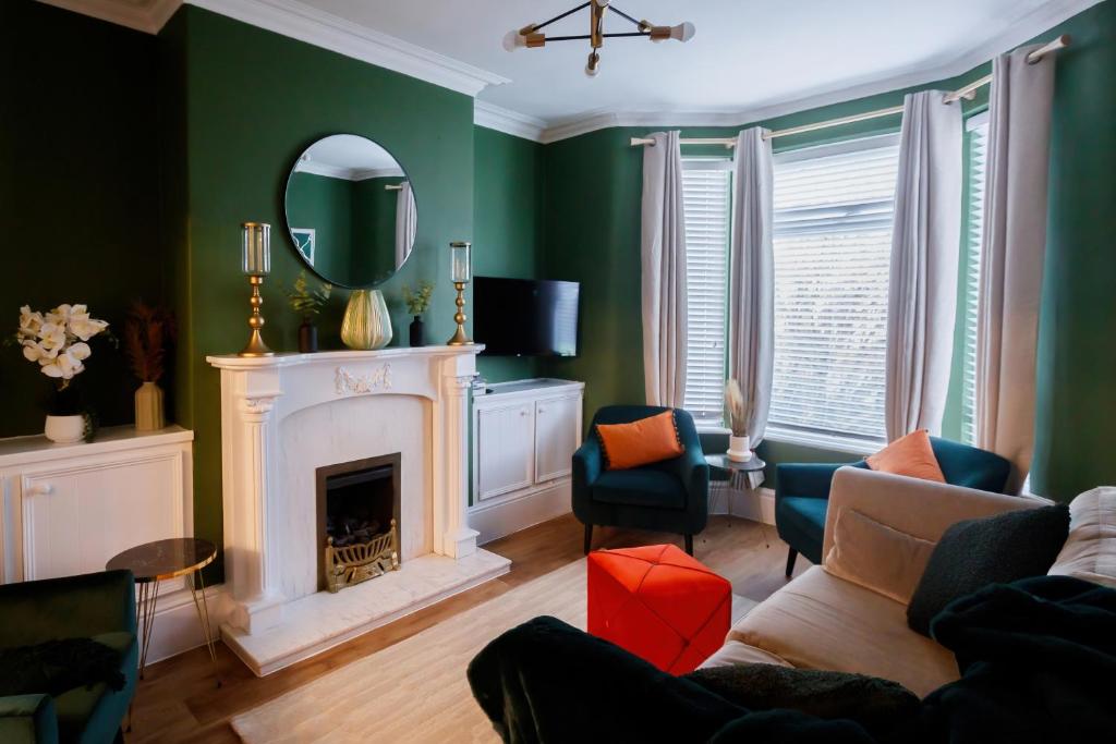 a living room with a fireplace and a mirror at The Green House 3 Bed House - Contractors, Families, Free Parking, close to racecourse and city centre in Doncaster