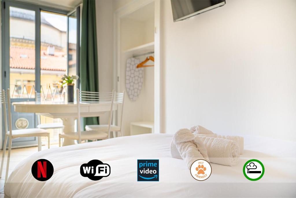 um quarto de hotel com uma cama com o logótipo Wfr em Loft Verga, cuore e stile in centro a Torino em Turim