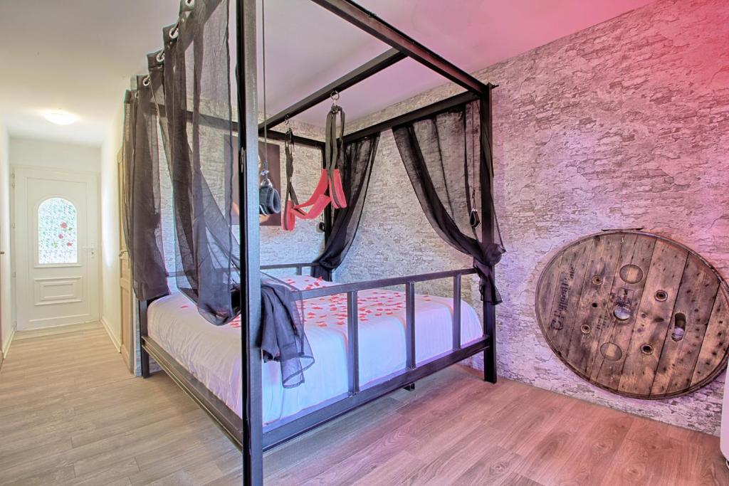 um quarto com 2 beliches e uma parede rosa em love room avec spa et piscine vu panoramique em Solliès-Toucas