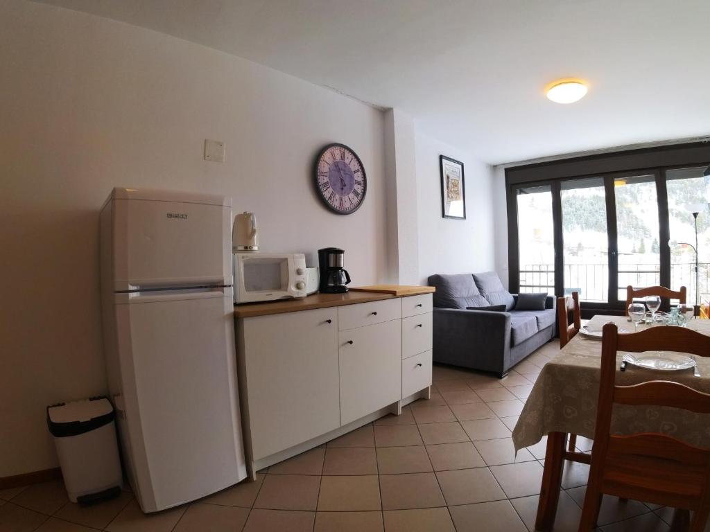 uma cozinha com um frigorífico e uma sala de estar em Soldeu Paradis Tarter Baix em El Tarter