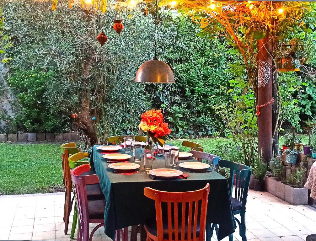 uma mesa longa com cadeiras e uma toalha de mesa verde em Hermosa casa en barrio parque. em Mar del Plata