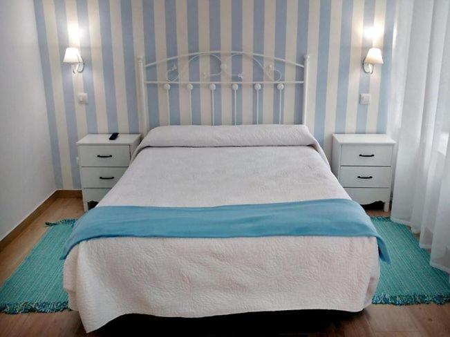 A bed or beds in a room at Alojamiento rural El Refugio