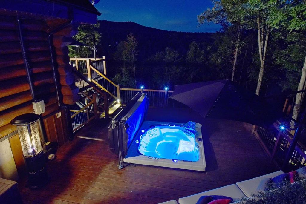 A piscina em ou perto de Luxurious log cabin with private spa