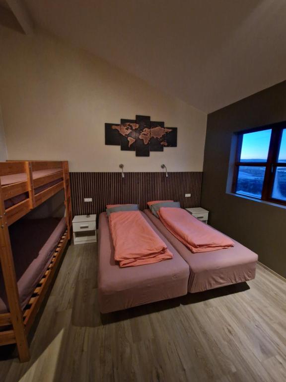 1 dormitorio con 2 literas y ventana en Eaglerock Guesthouse and tours, en Kirkjubæjarklaustur