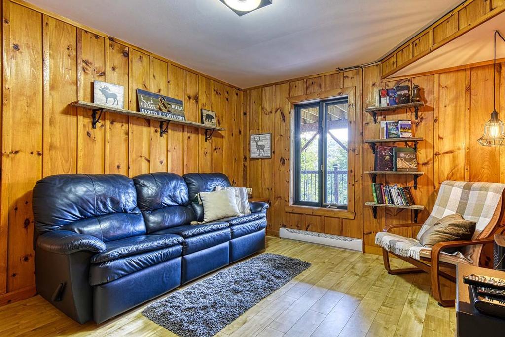 Uma área de estar em Luxurious log cabin with private spa