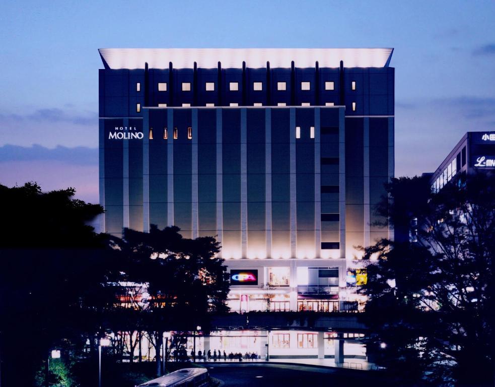 um grande edifício com um sinal de mochomo em Hotel Molino Shin Yuri em Kawasaki
