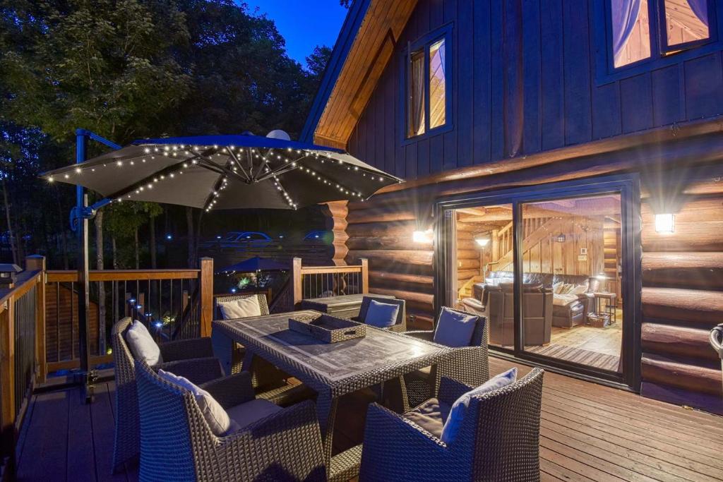 Um pátio ou outra área exterior em Luxurious log cabin with private spa
