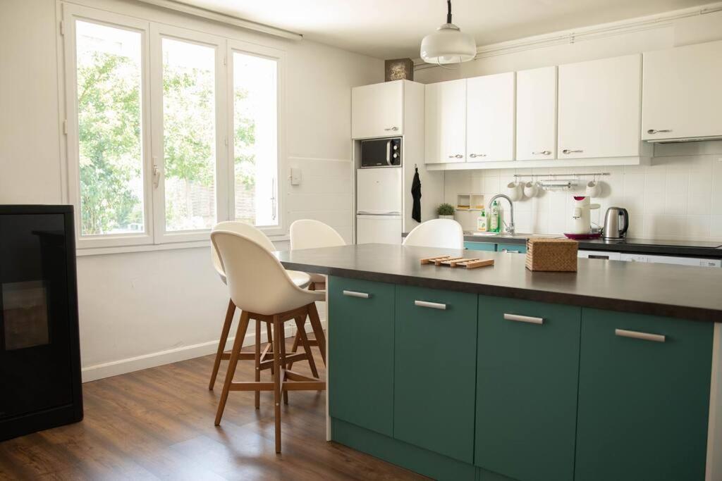 Kuchyň nebo kuchyňský kout v ubytování Appartement rez-de-chaussée et terrasse privative