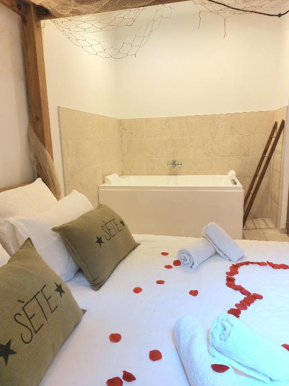 - une chambre avec un lit doté de coeurs rouges dans l'établissement Amourette à Sète, à Sète