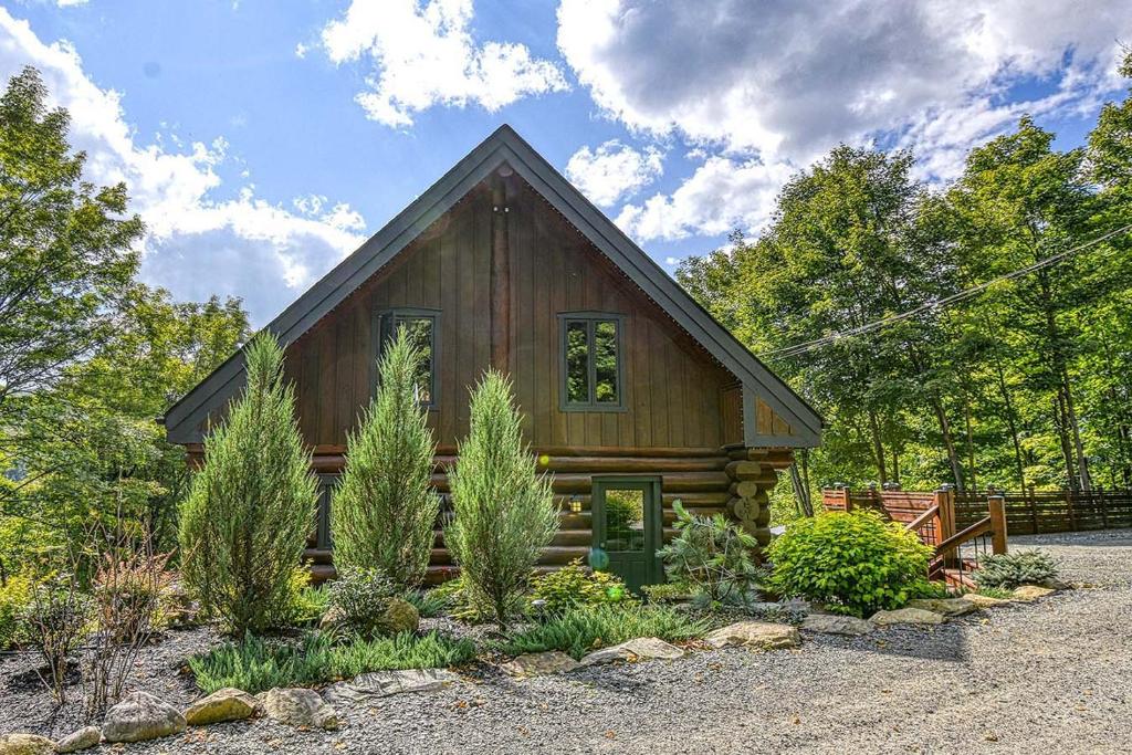 Um jardim no exterior de Luxurious log cabin with private spa