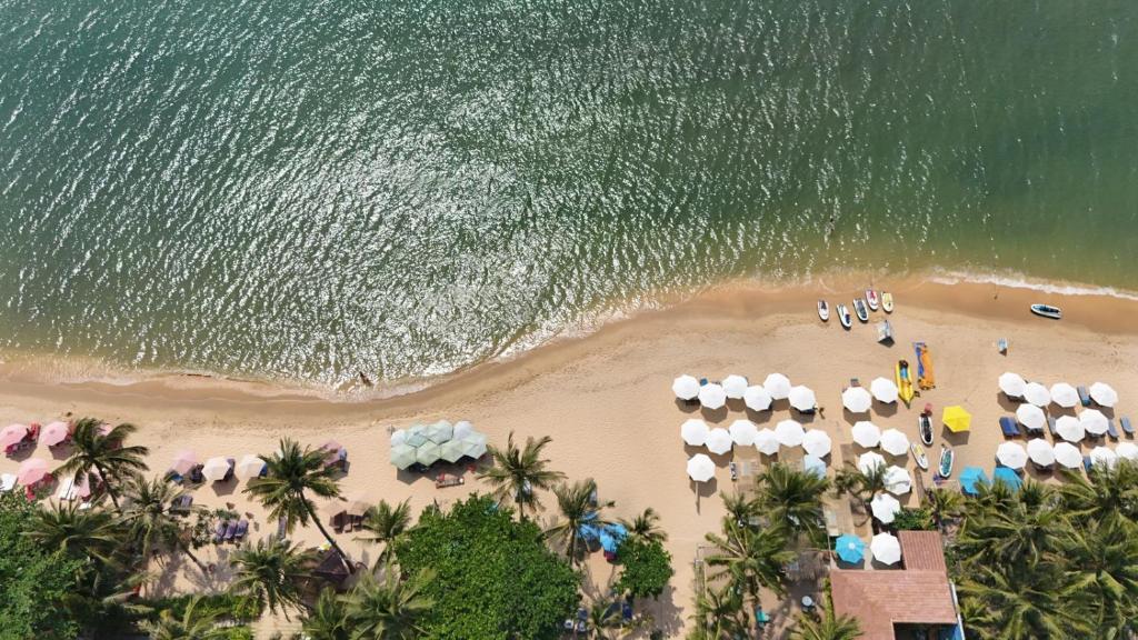 una vista aérea de una playa con sombrillas y el océano en West Life Bungalow Phu Quoc en Phu Quoc