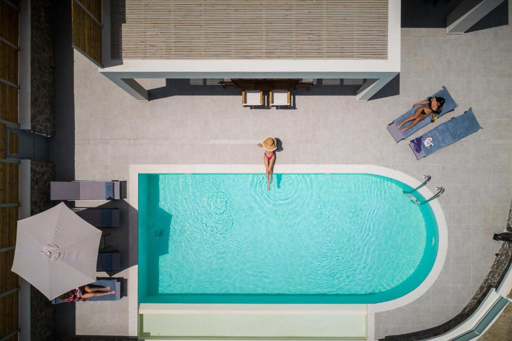 una vista in alto di una donna in piscina di Kopelula Resort a Potamós