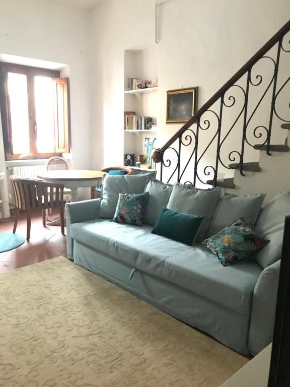 a living room with a couch and a table at Casa di Luca in Viareggio