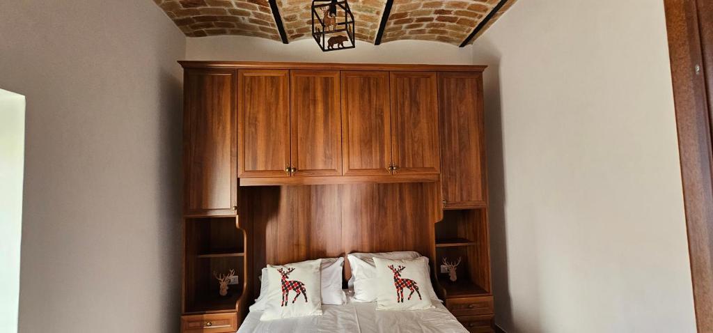a bedroom with a bed with a wooden headboard at la casa nella roccia in Scontrone