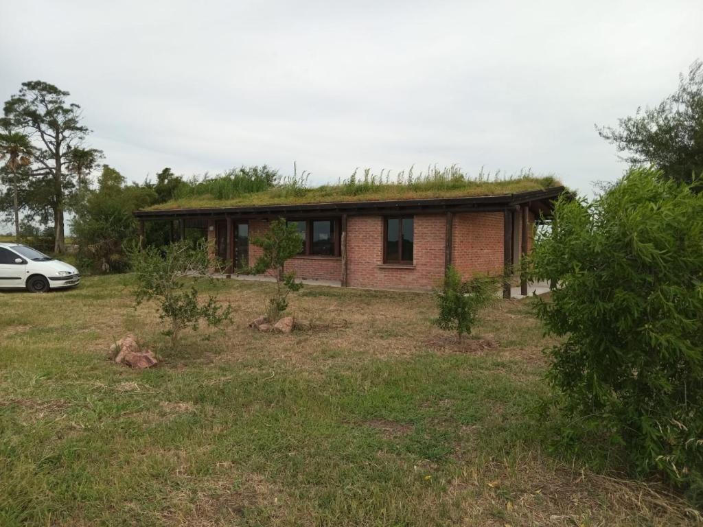 een huis met een grasdak boven een tuin bij Casa de campo en Los Cerrillos in Los Cerrillos