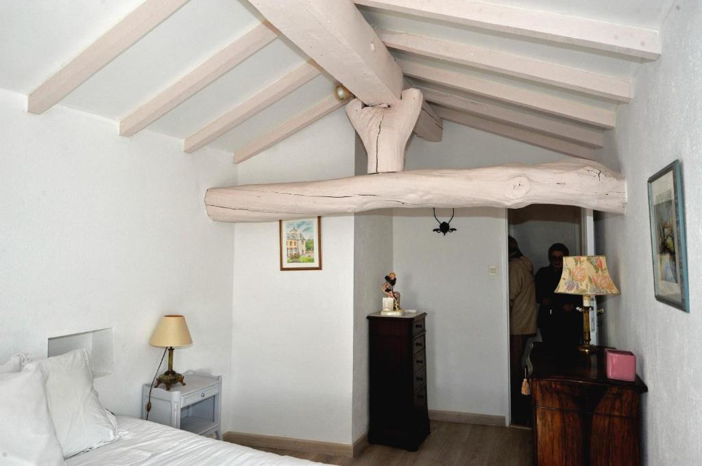 ein Schlafzimmer mit einem Bett und einer Holzdecke in der Unterkunft Chez Elles in Portes-en-Valdaine