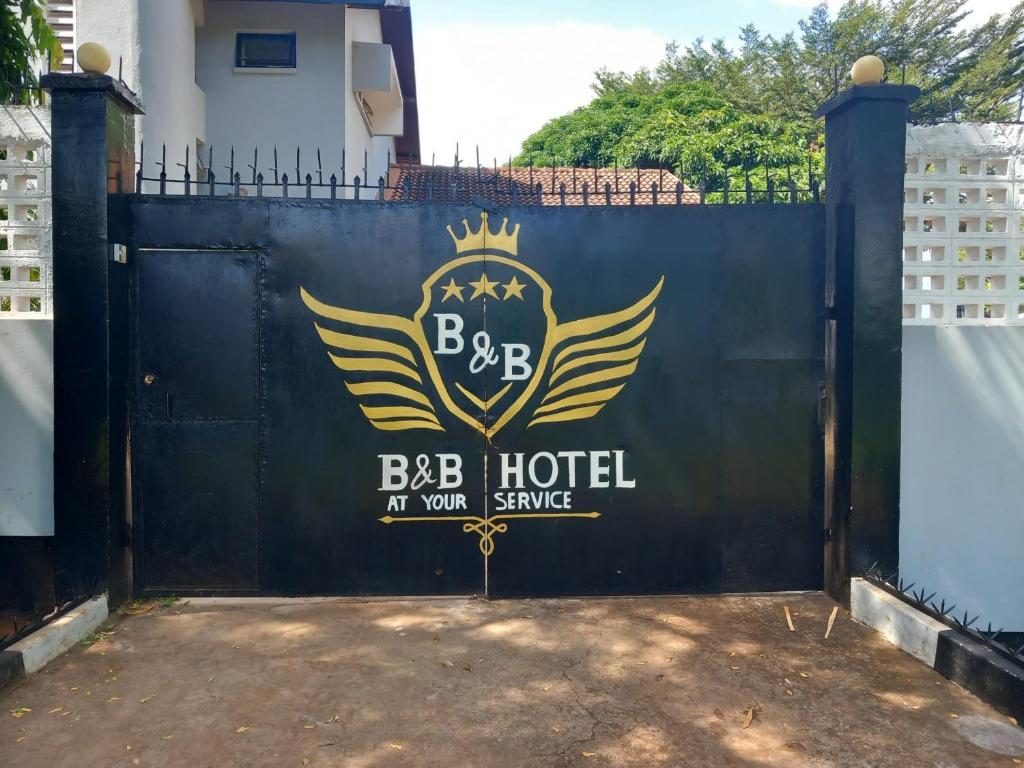 una puerta con un hotel bbq en el palacio Wolf en B&B HOTEL, en Moshi