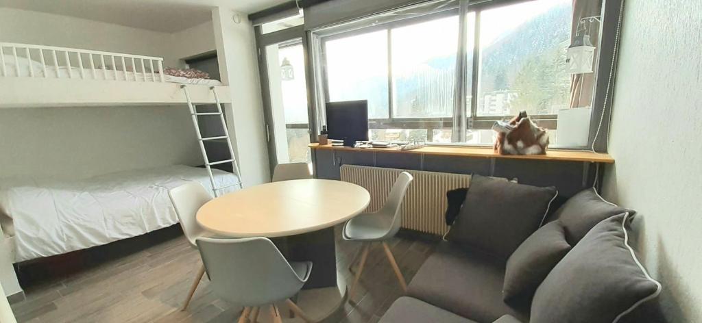 Zimmer mit einem Schreibtisch, einem Tisch und einem Bett in der Unterkunft Studio 503, La Bresse Hohneck in La Bresse