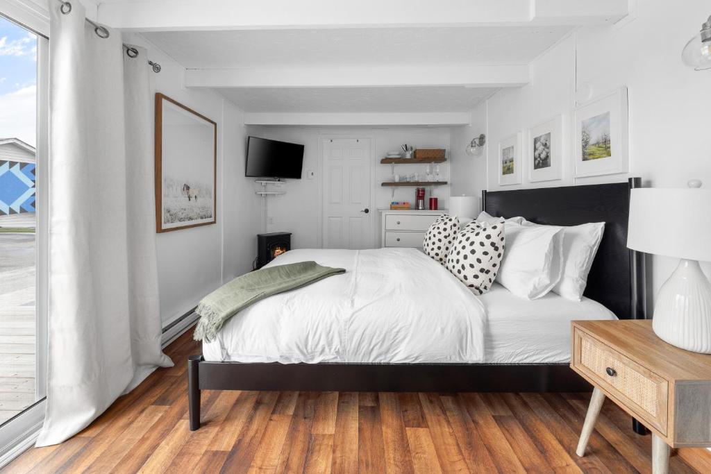1 dormitorio con 1 cama con sábanas y almohadas blancas en The Birch, en Wellington