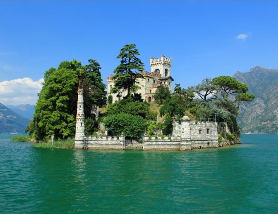 een kasteel op een eiland in het water bij appartamento Enrica in Lovere