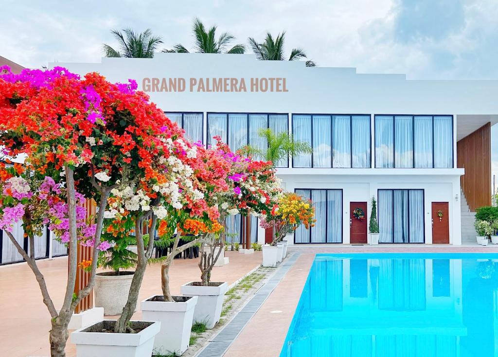 ein Hotel mit Blumen und einem Pool in der Unterkunft Grand Palmera Hotel in General Santos