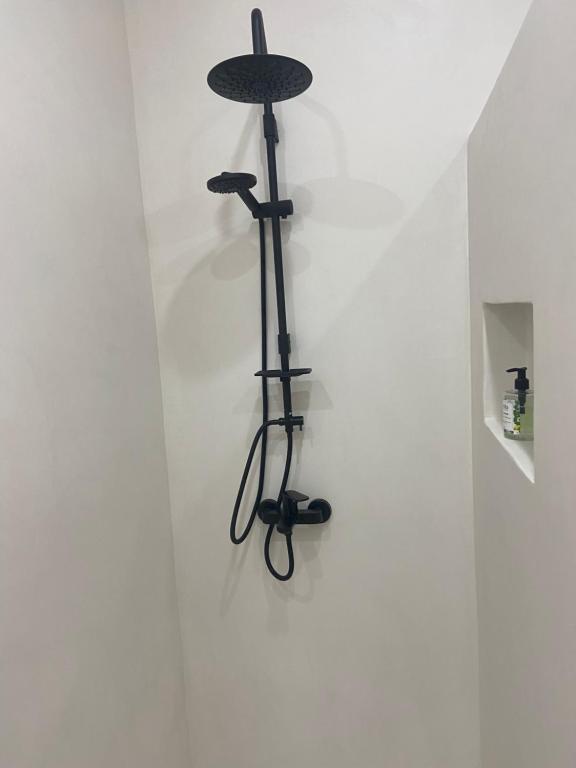 a tripod in a room with a white wall at RESIDENCE DAR YASMINa in Mezraya