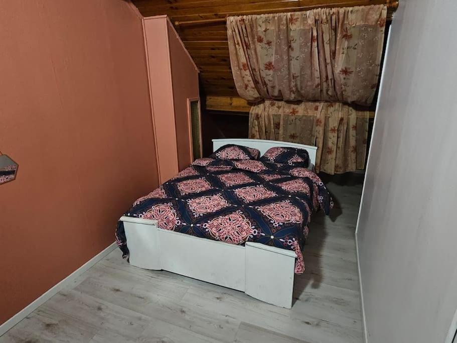 een slaapkamer met een bed met kussens erop bij Appartement meublé , 1 chambre in Magnanville