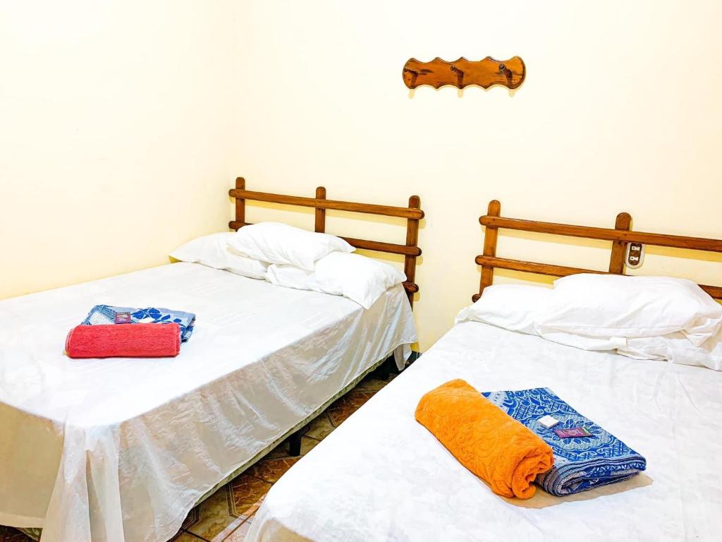 的住宿－Hotel Esperanza，两张睡床彼此相邻,位于一个房间里