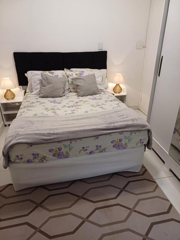 uma cama num quarto com duas mesas de cabeceira em #PARADISE SUITES - TATUAPÉ em São Paulo