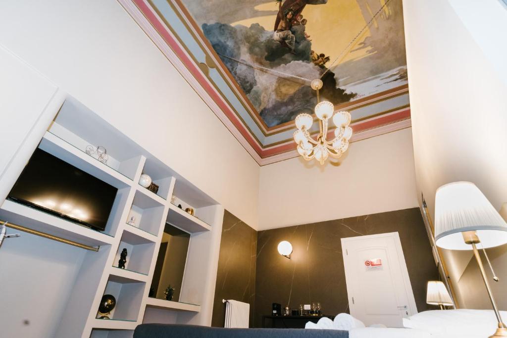 A television and/or entertainment centre at Duomo Housing Catania Le Suites