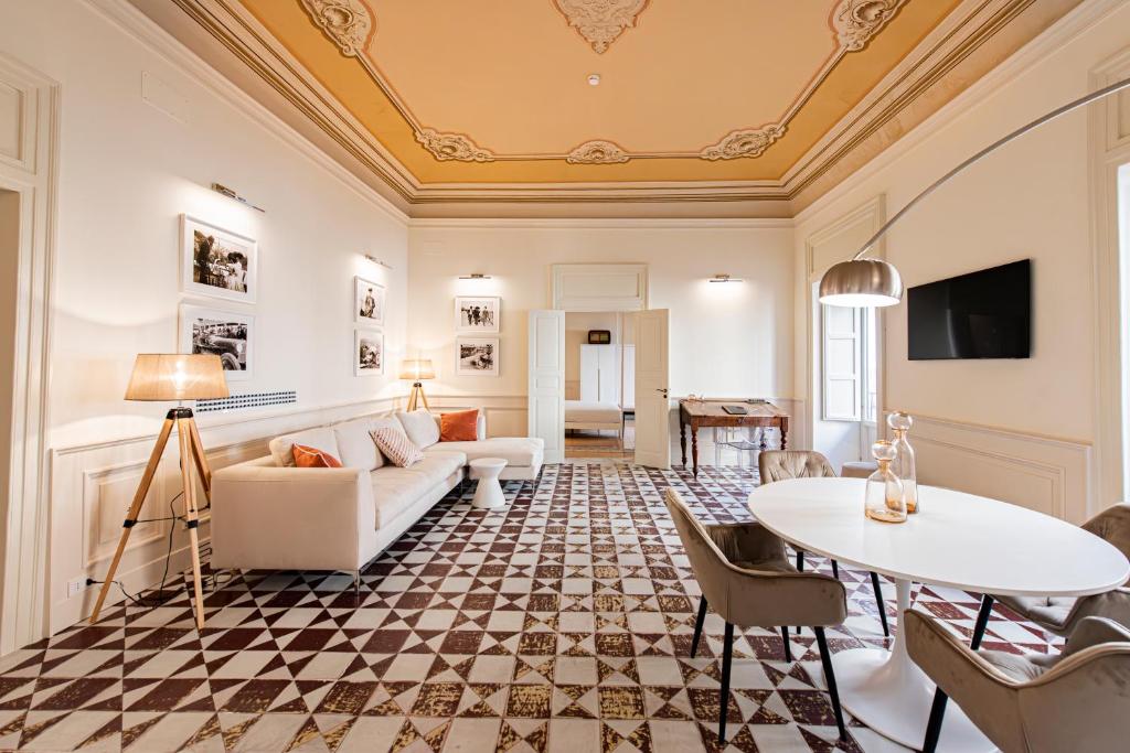 sala de estar con sofá y mesa en Costamante Suites & Spa, en Castellammare del Golfo